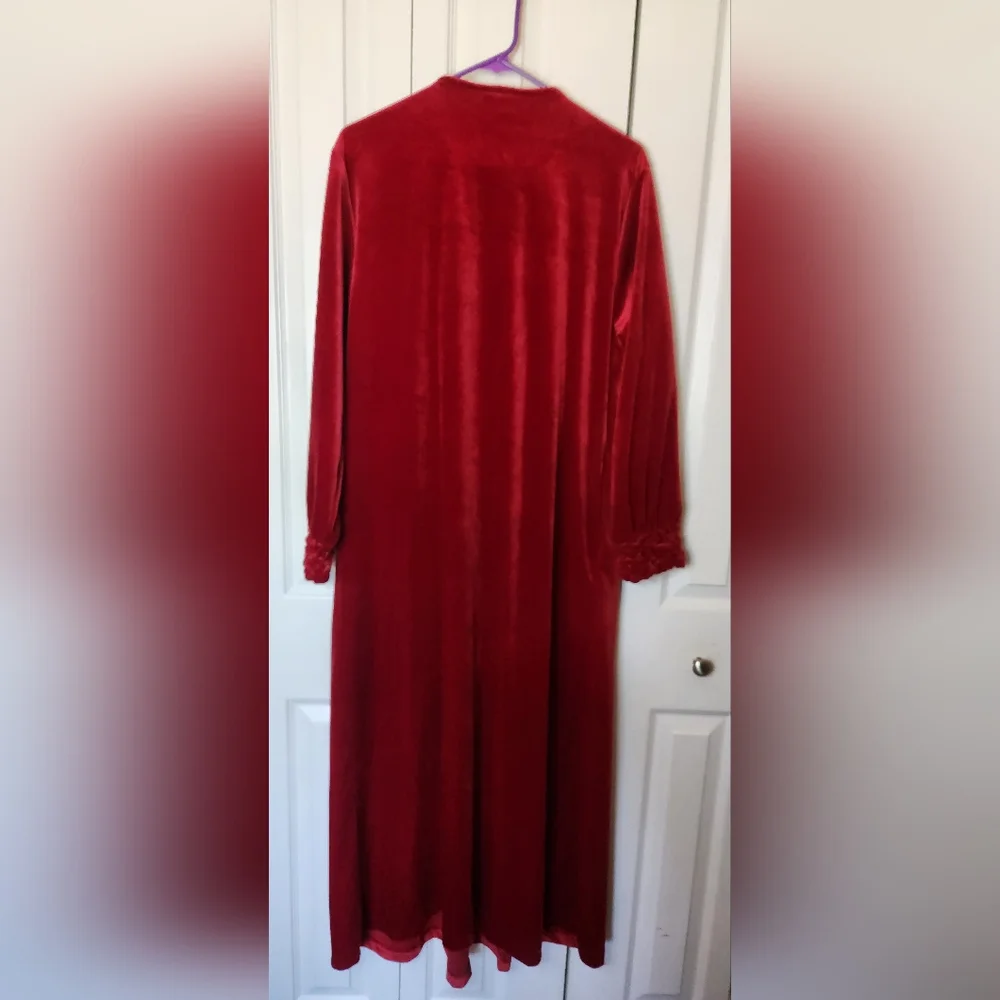 Vintage Delicates House Coat - Size Medium - 100% Polyester - Red Long Sleeve - Picture 6 of 8